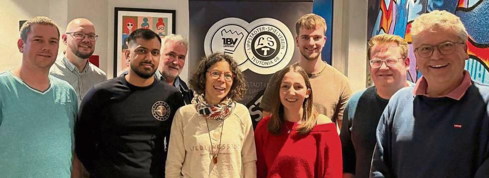 Der Vorstand des 1. BV Teutonia (v.l.) Benni Genschur, Thomas Appelhoff, Lovedeep Singh, Franz-Josef Risse, Barbara Henne, Jona Scholz, Jonas Risse, Dominik Ross und Egbert Scheer führt aktuell Gespräche mit der Stadt Lippstadt bezüglich der unklaren Hallensituation.