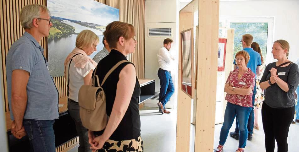 In demütiger Stille schauten sich die Gäste im Diözesanzentrum die Ausstellung an. Viele schüttelten immer wieder mit den Köpfen, manche weinten sogar. Fotos: Giannakis