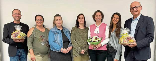 Unser Bild zeigt, v.l.: Uwe Thiesmann (Fachdienstleiter Schule), Elke Kaptur (Beisitzerin), Sarah Schwarzrock (Beisitzerin), Susanne Romstadt (Beisitzerin), Jana De Vidts (Vorsitzende), Helene Dick (Vize-Vorsitzende), Manfred Strieth (Fachbereichsleiter Familie, Schule und Soziales).