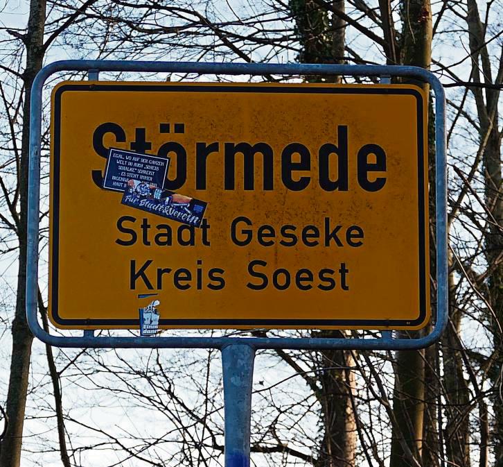 Besonders der Westen Störmedes wurde mit Aufklebern und blauer Farbe zugekleistert. Fotos: Kerstin Horstmann