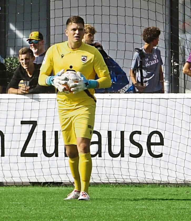 Zurück in seinem Zuhause, in seinem jahrelangen Wohnzimmer: Torhüter Christopher Balkenhoff (31). Foto: Frank Lütkehaus