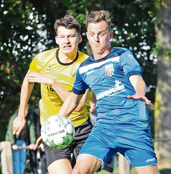 Louis Sprick (l.) hatte nach zehn Minuten das 1:0 für den SuS auf dem Fuß, scheiterte aber am gegnerischen Keeper. Unterm Strich stand dann eine ganze bittere 1:2-Heimniederlage gegen den SV Schmallenberg/Fredeburg. Foto: Wiegand