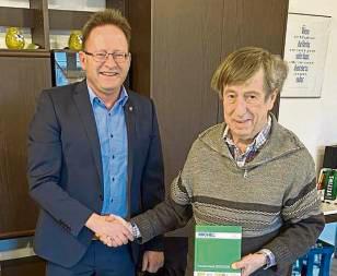 Herrmann Hühnerschulte (r.) übergab den Vorsitz an Thomas Klages.