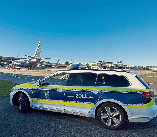 Der Bielefelder Zoll hatte in der abgelaufenen Sommersaison am Flughafen viel Arbeit. Archivfoto: Hauptzollamt Bielefeld