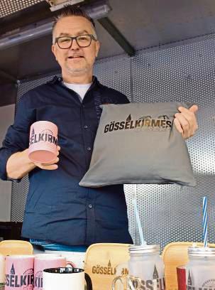Ganz neu: Gösselkirmes-Merch von Tobias Strach. Er hat die Tassen, Kissen und weiteres selbst designt.