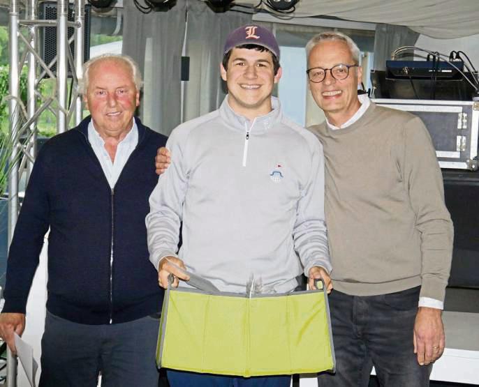 Florian Mannheims (M.) erspielte sich den Sieg in der Bruttowertung mit einem Score von 33. Es gratulierten Günter Niggemeier (l., Men’s Captain) und Jürgen Klocke (r., Vorstandsmitglied und Sponsor).