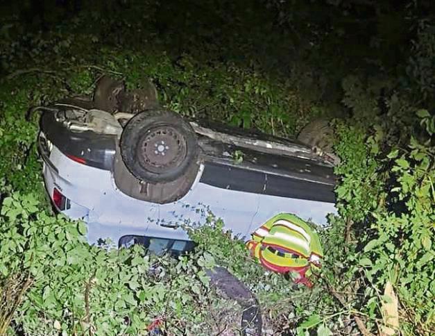 Nach dem Unfall keine Spur vom Fahrer. Foto: Feuerwehr Anröchte