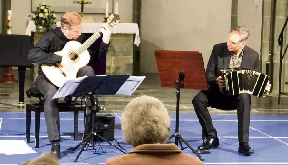 Friedemann Wuttke (Gitarre) und Victor Hugo Villena (Bandoneon) am Sonntag bei ihrem Konzert in der Lippstädter Jakobikirche. Foto: Markgraf-Seubert