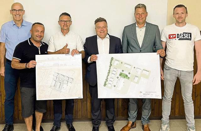 In Lipperbruch tut sich was: Bernd Reinberger, David Imran, Ivo Vincetic, Arne Moritz, Michael Cosack und Matthias Bürger (v.l.) mit Bauplänen des „Quartier Fliegerhorst“.