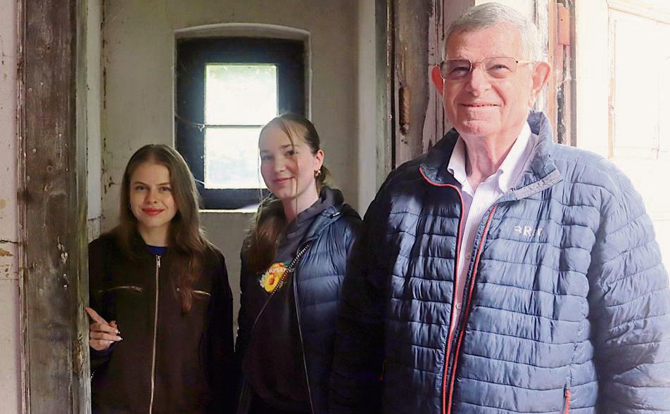 Linnea Thamm und Marie Kasprik zeigen Ra’anan Ellran im Gartenhäuschen der ehemaligen Synagoge das Graffito, das seinen Urgroßvater Isaak Rosenfeld darstellt. Fotos: Kabuth