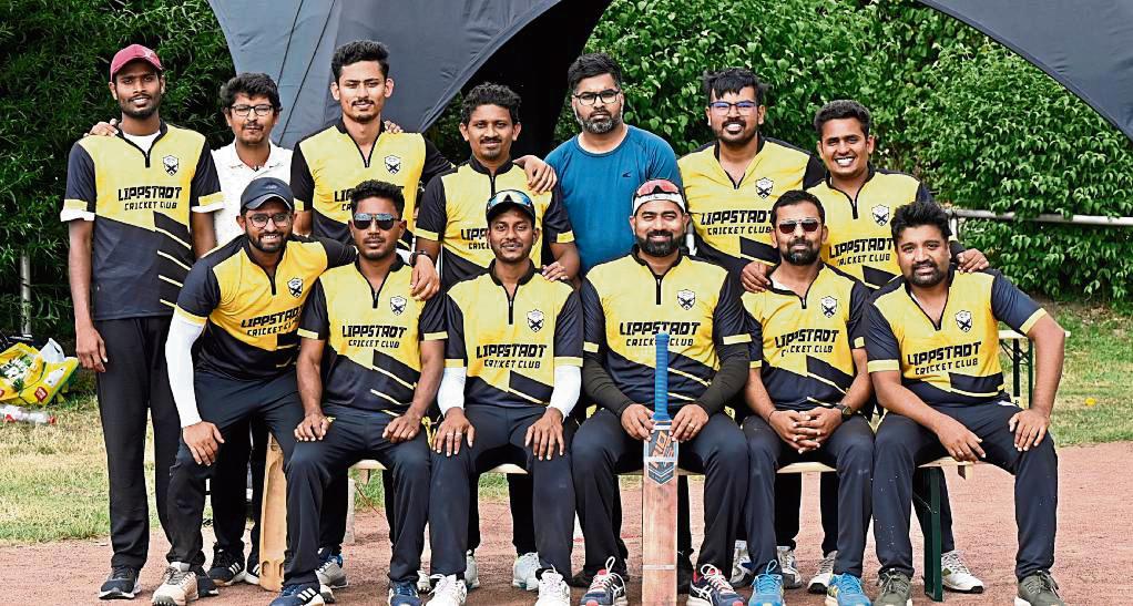 „Ein stolzer Moment“ – der Cricket-Club Lippstadt holte sich beim renommierten Phoenix-Cup den Sieg und feierte diesen mit den Fans am Jahnplatz. Fotos: Marx