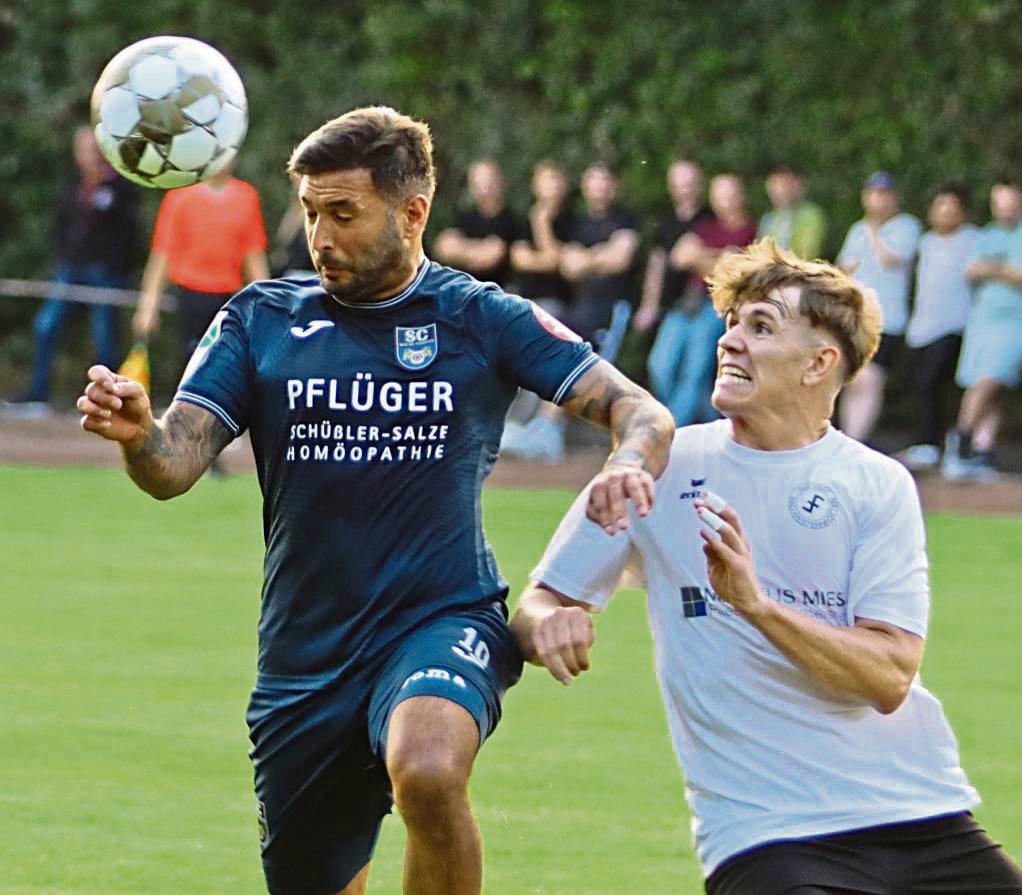 Ein Ausflug mit Folgen: Bad Westernkottens Innenverteidiger Phil Mehn schaltete sich in der 19. Minute in das Offensivspiel des SuS ein und brachte seine Elf in Drolshagen mit einem Distanzschuss 1:0 in Führung. Foto: Lütkehaus