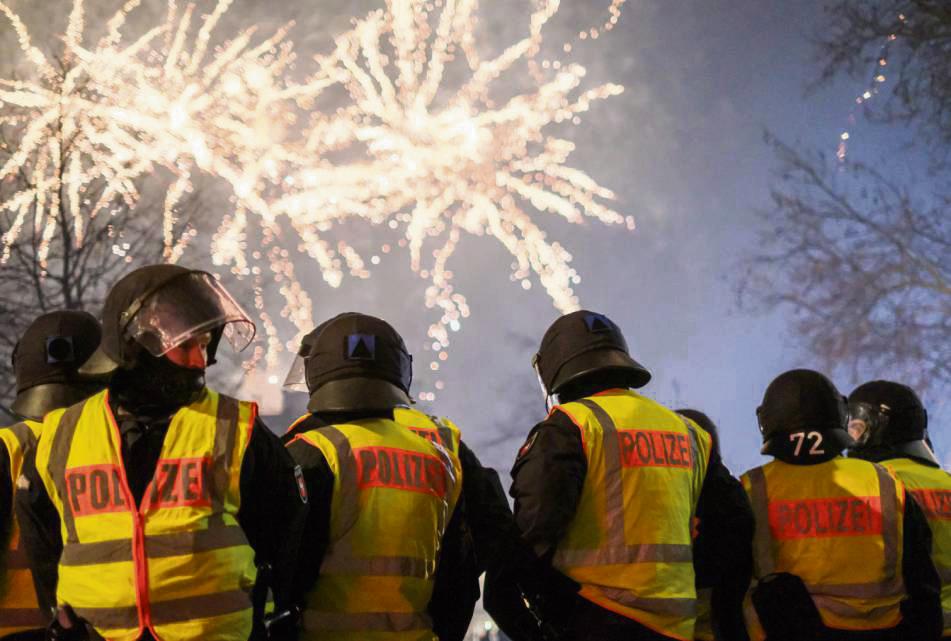 Polizei und Feuerwehr raten eindringlich: Wenn schon Pyrotechnik, dann bitte nur zugelassene Feuerwerkskörper verwenden – erkenntlich an der CE-Kennzeichnung. Foto: DPA