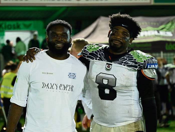 Troy Lee Jackson (r.) spielt gerade bei den Eagles und hat die Wahl in Amerika von Lippstadt aus verfolgt. Foto: Marx