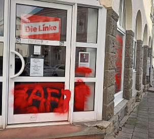 Die Schaufenster wurden mit roter Lackfarbe besprüht.