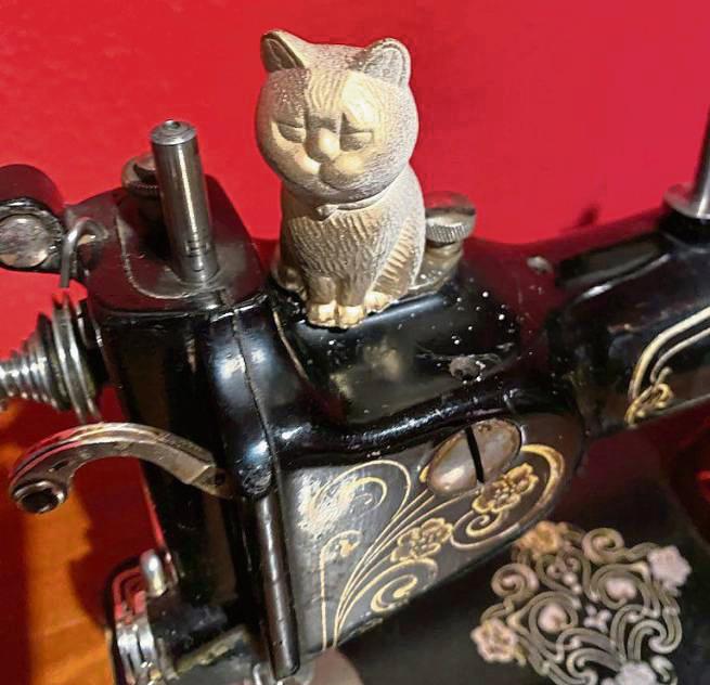 Abteikater Theophil führt in Liesborn wieder durch die Weihnachtsausstellung. Foto: Dierk Hartleb