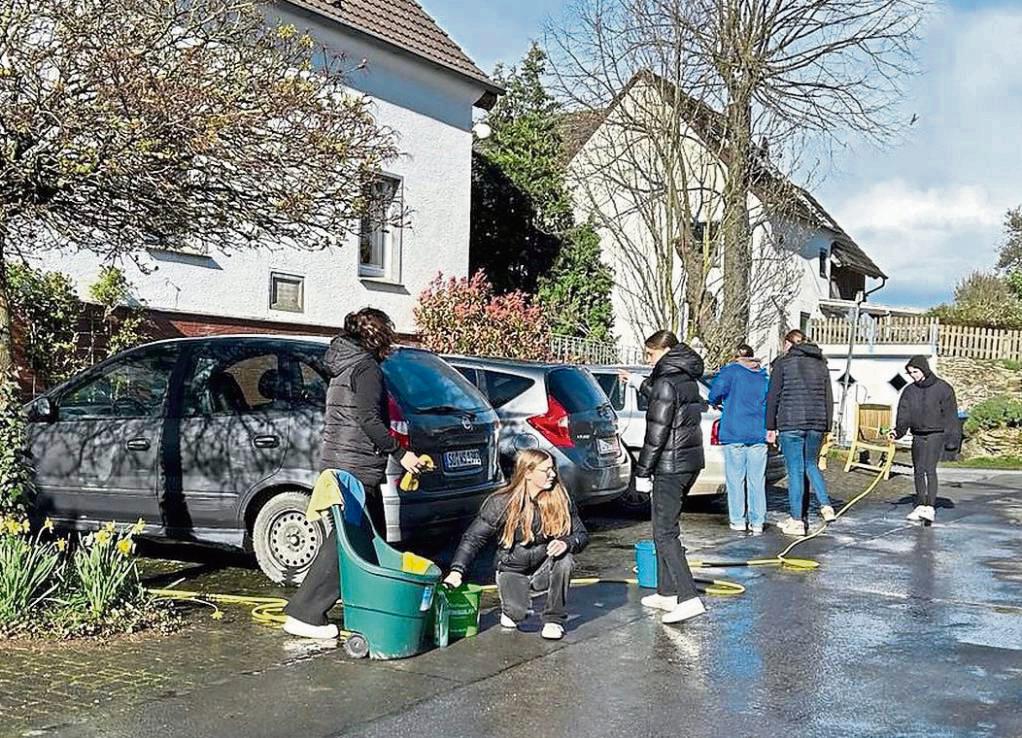 Die Tanzgarde Rote Funken aus Altengeseke wusch Autos für den guten Zweck. Insgesamt 1000 Euro erwirtschafteten sie für die marode Schützenhalle. Foto: N. Gerwin