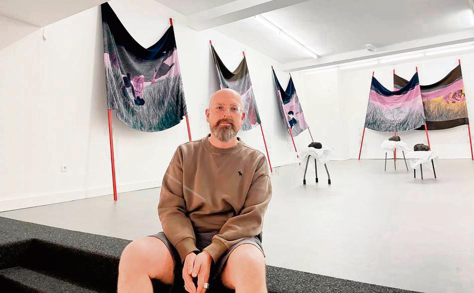 Die Transparente, die auf Zeichnungen des 15-jährigen Künstlers zurückgehen, wurden auf der kleinen Empore des Kunstvereins arrangiert. Fotos: Boronowsky