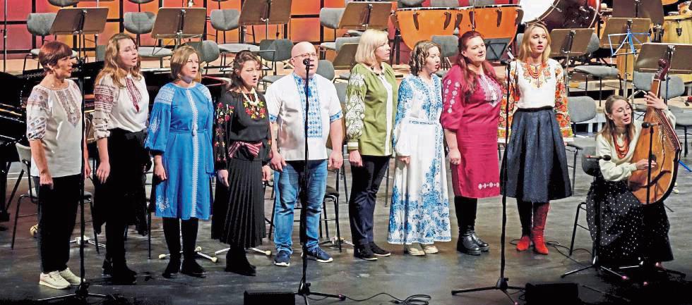 Der ukrainische Chor der Musikschule, Malva, tritt beim Konzert in Lipperbruch auf.
