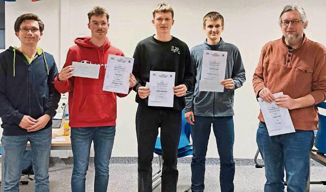 Die Ehrung der Lippstädter Stadtmeister im Schach nahm Spielleiter Dominik Baier (l.) vor. Eine Urkunde und Preisgeld nahmen entgegen (v.l.): Jasper Bohle, Mykhaylo Makoveienko, Vitalii Makoveienko und Andreas Fecke.