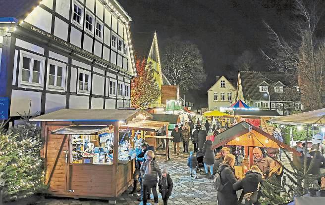 Der Rietberger Adventsmarkt zwischen Historischem Rathaus und Pfarrkirche St. Johannes Baptist öffnet von Mittwoch bis Sonntag seine Pforten. Foto: Stadt Rietberg