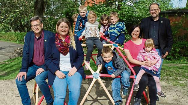 Freuen sich über die Rezertifizierung (v.l.): Sozialamtsleiter Klaus Wallenborn, Hauptamtsleiterin Alexandra Falkenau, Familienzentrumsleiterin Christiane Rüther, Bürgermeister Alfred Schmidt sowie die Kindergartenkinder. Foto: Meschede