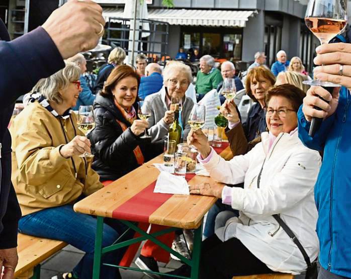 Auf dem Marktplatz wird verkostet, in der Bachstraße geshoppt. Archivfotos: Tuschen / Kabuth