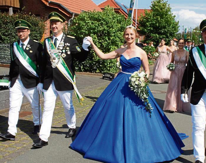 Jens Flottmeier und Sophie Lichtenauer präsentierten sich beim Umzug den Zuschauern.