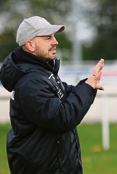 Phasenweise ratlos war SuS-Trainer Thomas Rath, was die Treffsicherheit seiner Schützlinge in der Hinserie angeht. Mit bisher nur 15 Toren stellt man aktuell die schwächste Sturmreihe der Landesliga 1. Foto: Wiegand