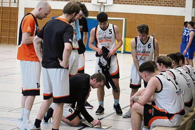 Besonders im Angriff fruchteten die taktischen Anweisungen von Spielertrainer Urbanek nicht: Die Basketballer des LTV Lippstadt verloren das Landesliga-Topspiel. Foto: Heinke