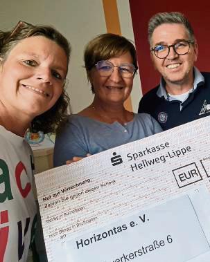 Klaus-Dieter Hötte und Elke Wenge (l.) überreichten die Spende an Hildegard Fisch.