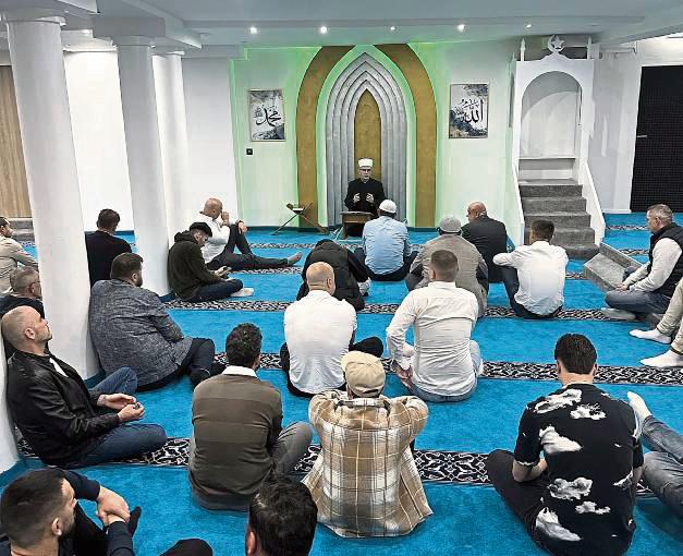 Früher Musik-Kneipe, heute Gebetsraum. Ein Imam, ein islamischer Geistlicher, betet vor.