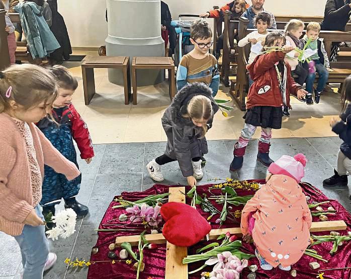 Beim Familienkreuzweg legten die Kinder Blumen und blühende Zweige ab, um an die Auferstehung Jesu zu erinnern.