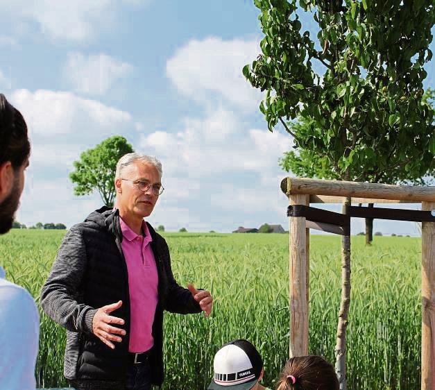 Der Ortsvorsteher präsentiert den Baumlehrpfad. Foto: Mintert