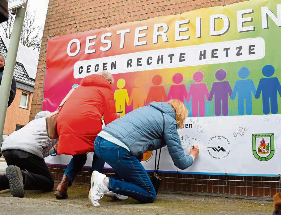 Viele Oestereider schrieben ihren Namen auf das Banner. Fotos: Giannakis