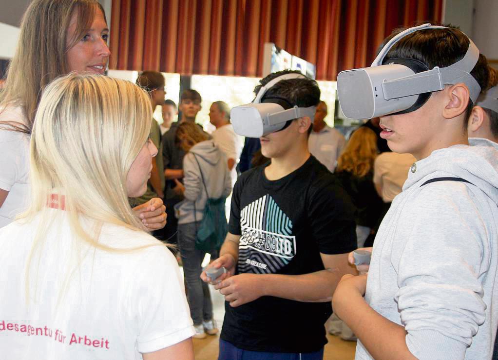 Abtauchen in die unbekannte Arbeitswelt: Neben den Ständen der Firmen und Institutionen stellt auch die Arbeitsagentur ihre Info- und Beratungsangebote vor. Archivfoto: Schwade