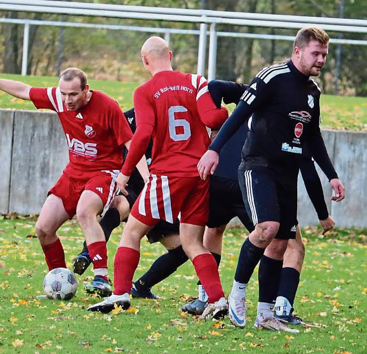 RW Horn (in Rot) tritt in Geseke gegen Internazionale Lippstadt an und will die Hinrunde in der Kreisliga B unbedingt ungeschlagen beenden. Foto: Uwe Feichtinger
