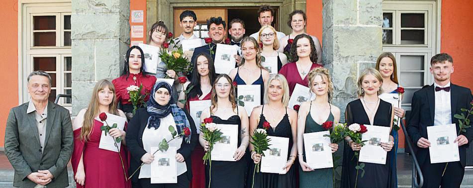 Die Abschlussklasse am Beruflichen Gymnasium des Ini-Berufskollegs mit ihren Stufenleitungen Dr. Peter Hoffmann und Bernhard Haakshorst.