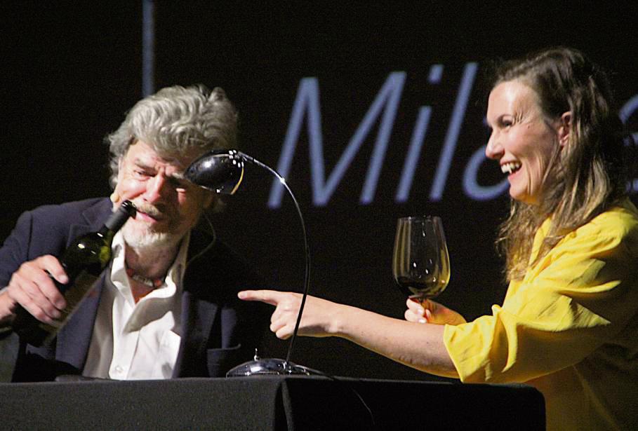 Entspannte Atmosphäre: Reinhold und Diane Messner haben Spaß beim Wein. Foto: Balzer