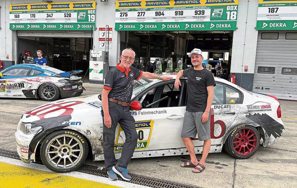 Hatte beim 24-Stunden-Rennen auf dem Nürburgring nach eigener Aussage „Riesenspaß, sich Duelle mit der Konkurrenz zu liefern“: Oliver Frisse (rechts, hier mit Vater Gisbert) wurde für seine mutige Fahrweise mit dem vierten Triumph seiner Karriere belohnt.