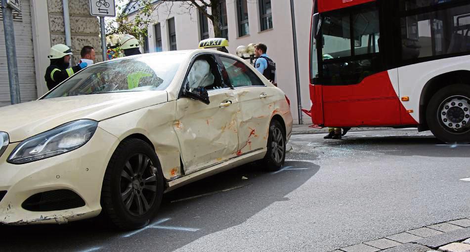 Ein Taxi und ein Bus sind am Montagmittag auf der Ecke Cappelstraße/Fleischhauerstraße zusammengestoßen. Foto: Löseke