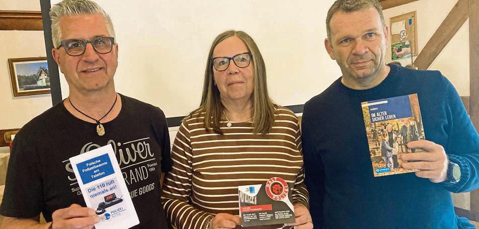 Andreas Göbel (l.) und Michael Remmert von der Polizei in Soest referierten auf Einladung von Christa Lammert, 1. Vorsitzender der kfd Mönninghausen. Foto: Frenz