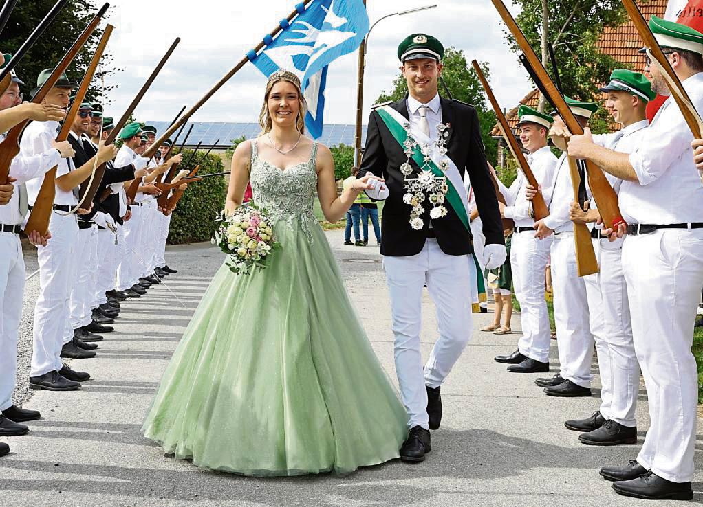 Für das neue Königspaar Alexander Köller und Judith Beele standen die Schützen in Kellinghausen Spalier. Foto: Laame