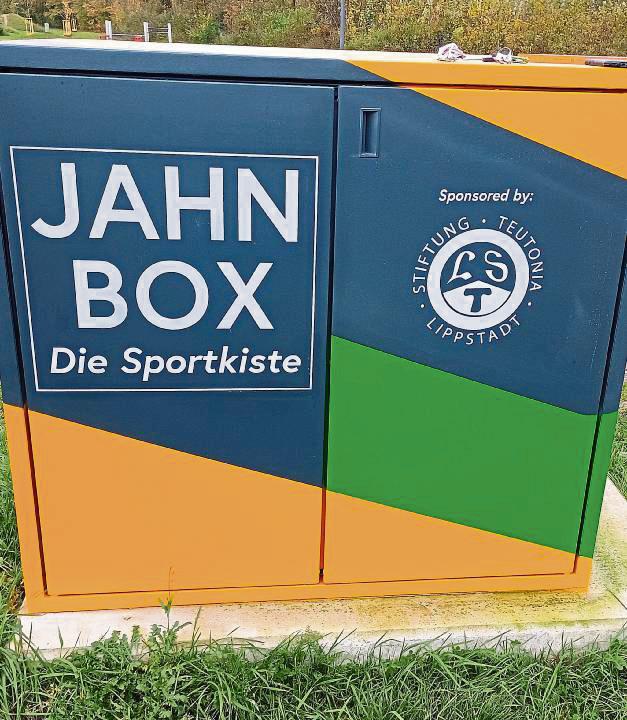 Ran an die Sportkiste! Wer Lust hat und bereits im Besitz eines Laufbandes für den Jahnplatz ist, kann sich ab sofort an der neuen Jahnbox bedienen, in der verschiedene Utensilien lagern, um sich sportlich zu betätigen.