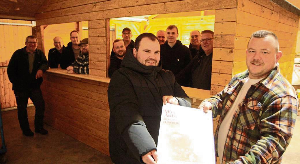 Mit ihren Kameraden fiebern Löschgruppenführer Lukas Naber (vorne, r.) und Vize Marvin Köhler (vorne, l.) dem Weihnachtsbaum-Aufstellen in Esbeck entgegen. Foto: Stefan Niggenaber