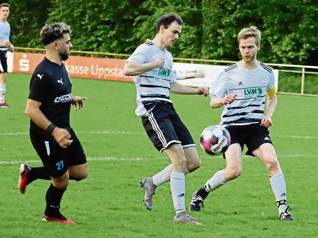 Arminia Langeneicke (helle Trikots) hat nur noch Außenseiterchancen in Sachen Aufstieg. Die Lohmann-Truppe tritt am Sonntag beim TuS Lipperode II an. Foto: Feichtinger