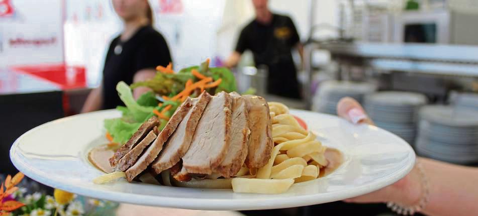 Die gegrillte französische Entenbrust gibt es beim Stand des Alten Gasthaus Voss.