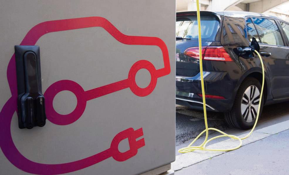 Einmal Strom tanken, bitte! In Lippstadt sind derzeit 55 000 Pkw zugelassen, 3835 davon sind E-Autos. Entweder mit reinem Elektro-Antrieb oder als Hybrid-Fahrzeug. Foto:DPA