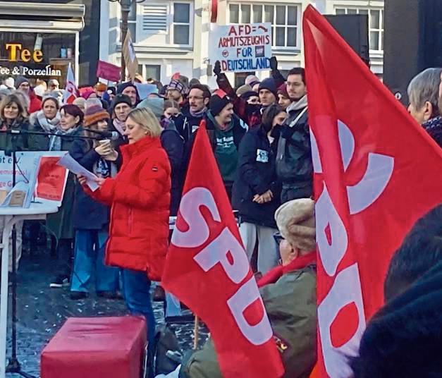 Die SPD mit der Lippstädterin Marlies Stotz (in Rot) beteiligte sich am Samstag an der Demo gegen rechts in Lippstadt.