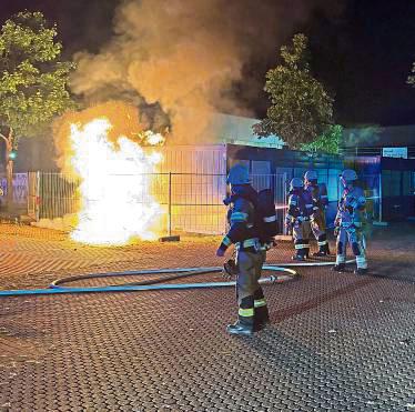 Lodernde Flammen auf der Baustelle des Lippe-Berufskollegs. Foto: Feuerwehr